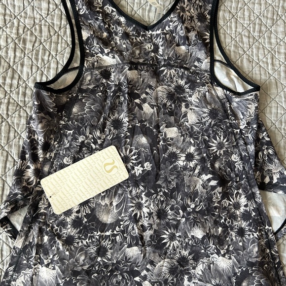 Lululemon Run: split singlet NWT. - Picture 2 of 5